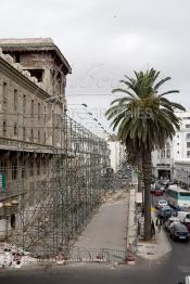 Image du Maroc Professionnelle de  L'hôtel Lincoln (immeuble Bossonneau) un des premiers bâtiment de 4 niveaux du boulevard de la gare (actuel boulevard Mohammed V) à Casablanca est abandonné aux intempéries depuis plusieurs années, un échafaudage est en cours d'installation contre la façade. Petit à petit L’hôtel Lincoln quitte ce monde. Construit par des matériaux poreux et sans étanchéité au début du 20e siècle. Déjà en 1989 suite aux accidents qui ont causé des morts et plusieurs blessés, le bâtiment a été vidé avec cessation de toute activités des commerces et cafés, Lundi 6 Juillet 2009. (Photo / Abdeljalil Bounhar)